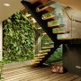grand mur végétal intérieur dans cage d'escalier moderne