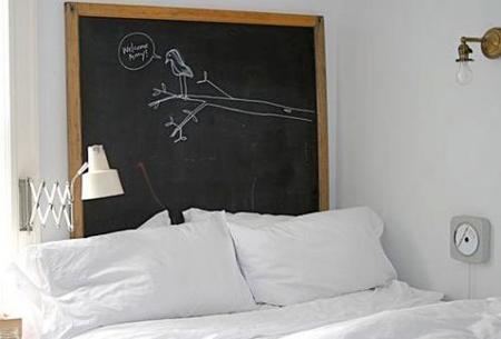 tableau noir avec un cadre en bois en guise de tête de lit DIY