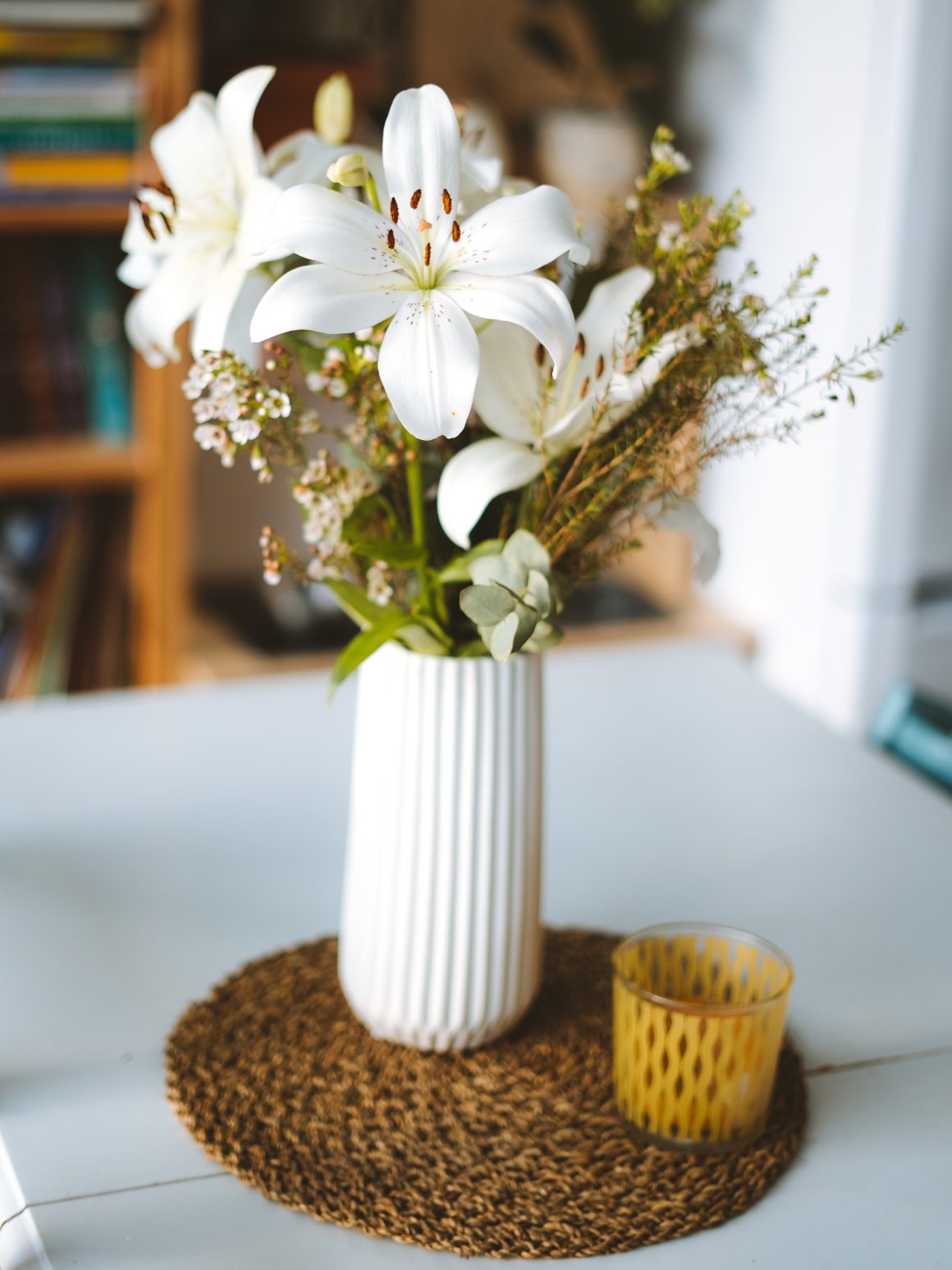 amaryllis dans un petit vase blanc