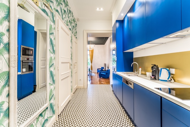 une cuisine moderne de couleur bleu avec un papier peint à motif