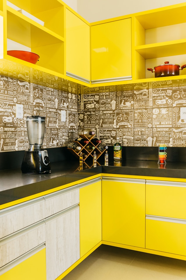 une cuisine jaune très originale et moderne 