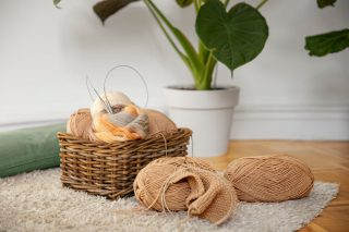 Petite brouette en bois découpé pour déco : objets-deco par