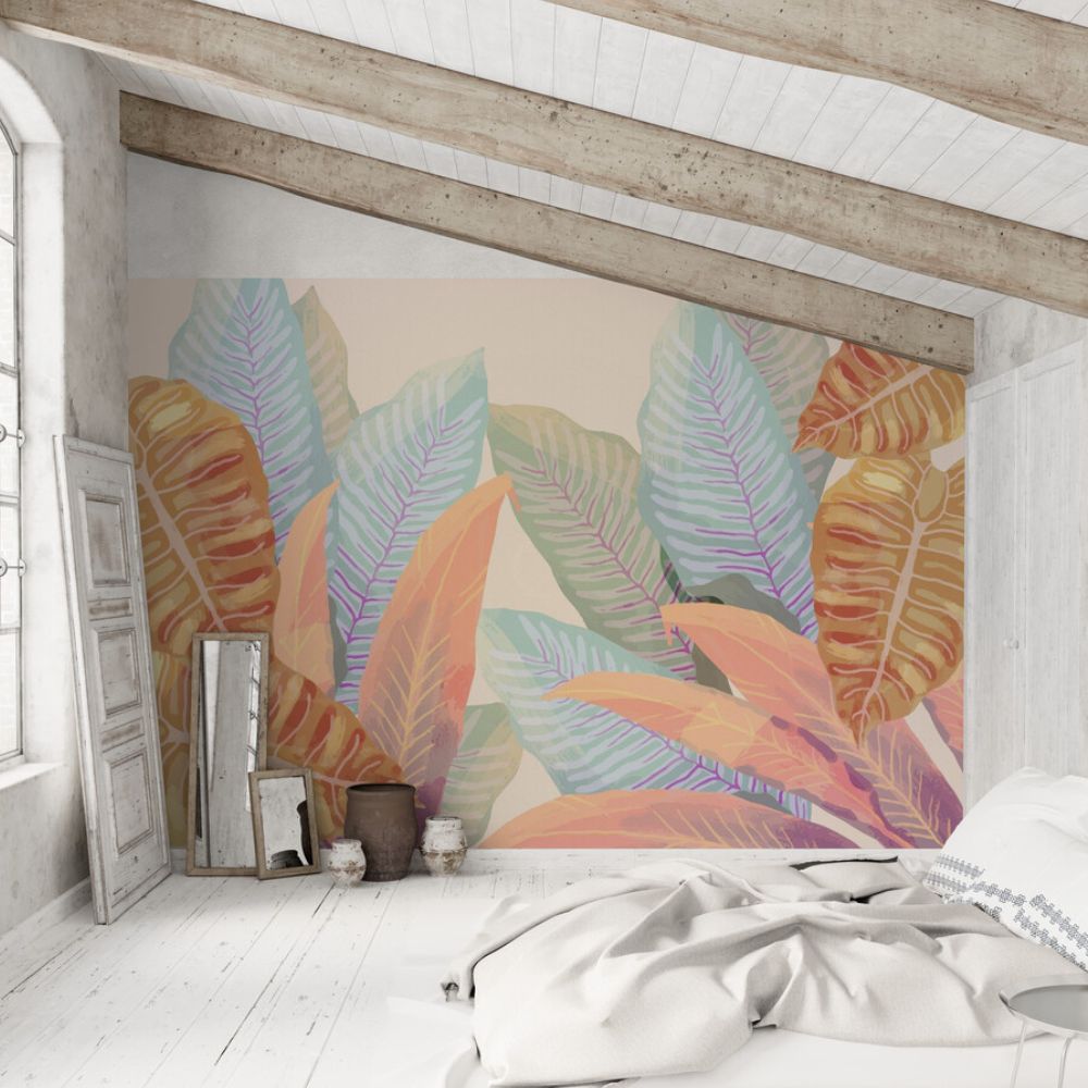 papier peint coloré motif tropical sur le mur d'une chambre à coucher mansardée