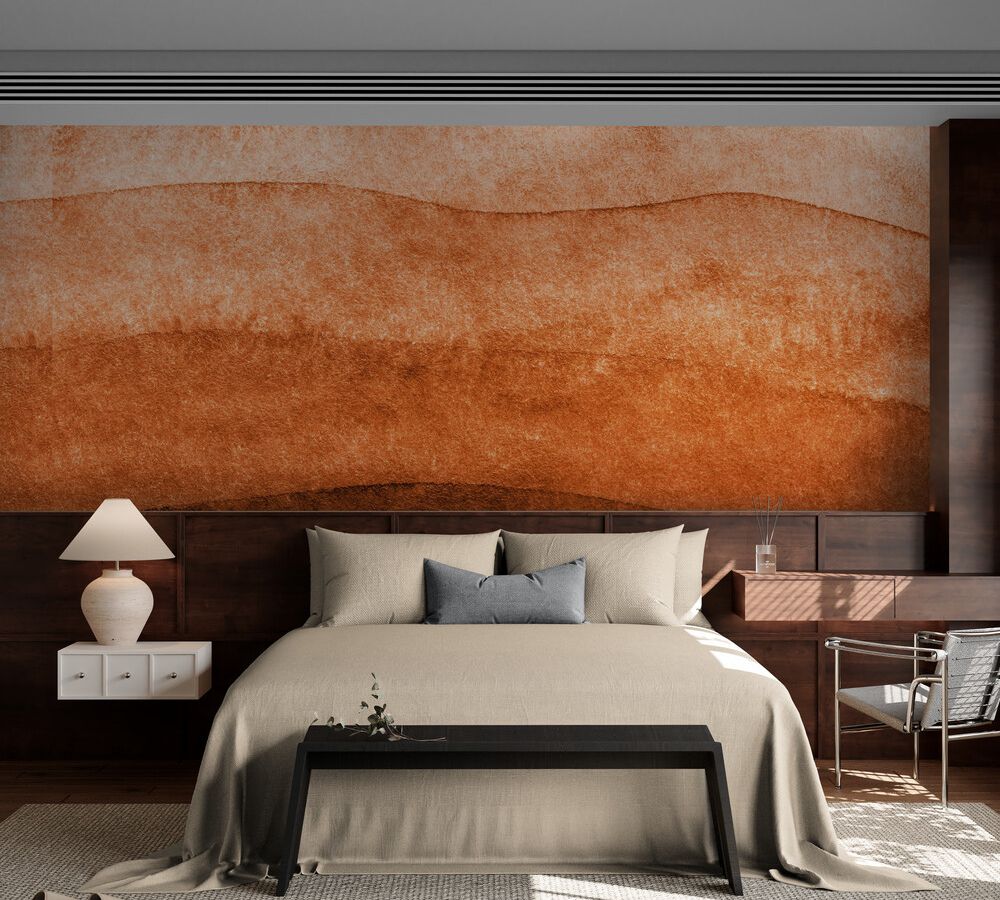 papier peint tête de lit en terracotta dans une chambre au mobilier en bois foncé