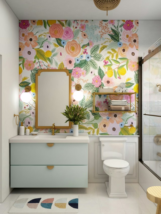 une idée déco pour une salle de bain colorée avec du papier peint à motif fleurit 