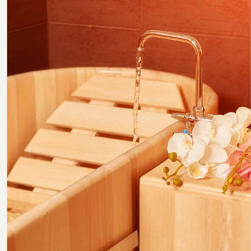 une baignoire en bois dans une salle de bain pour ajouter un côté exotique