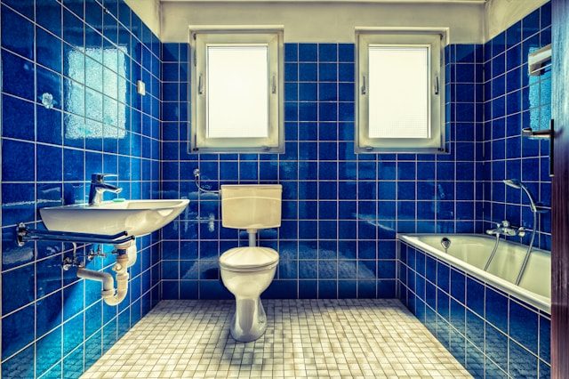 une salle de bain bicolore blanche et bleu avec une baignoire et des murs ainsi que le sol en carrelage