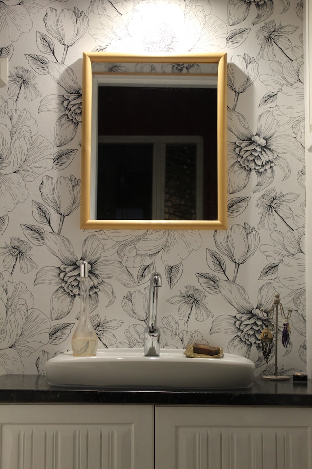 une idée déco pour une salle de bain avec un mur en papier peint 