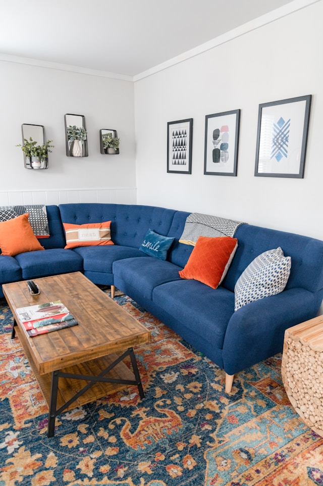 un salon avec des couleurs vives et un canapé bleu