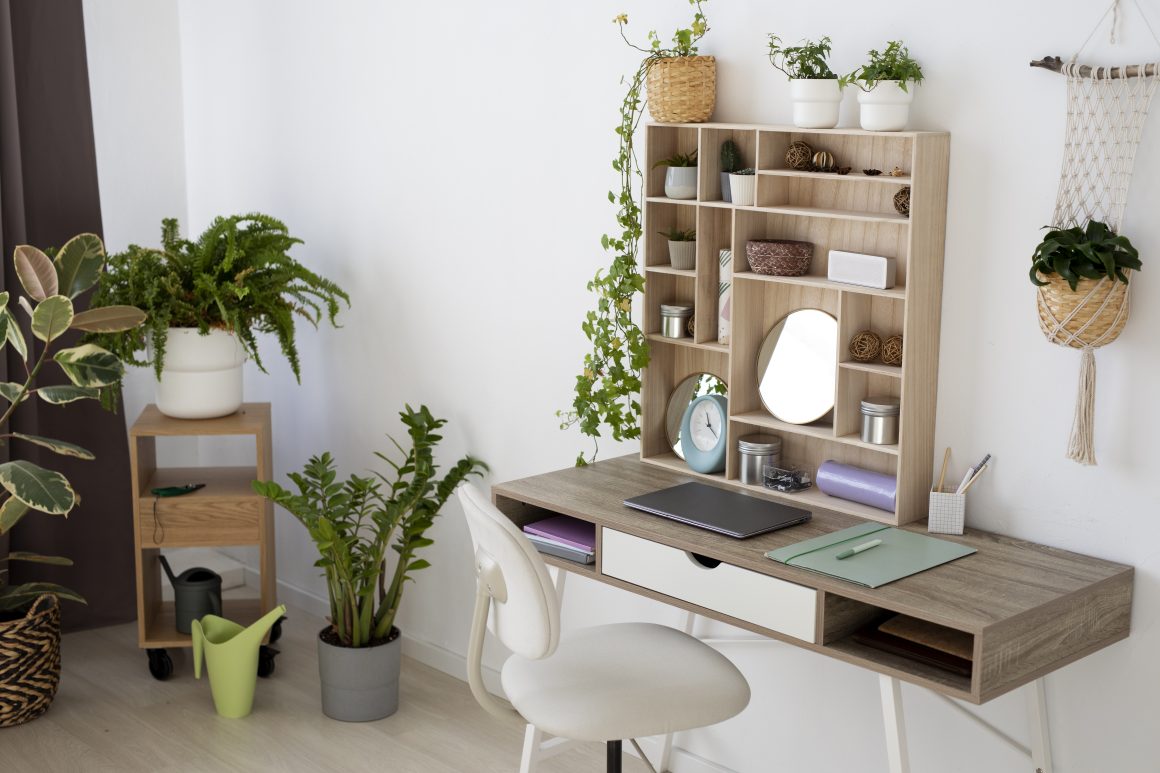 un bureau lumineux et moderne décoré de verdure en idée déco printanière