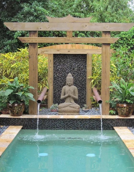 Statue de Bouddha évoquant une déco piscine zen parfaite