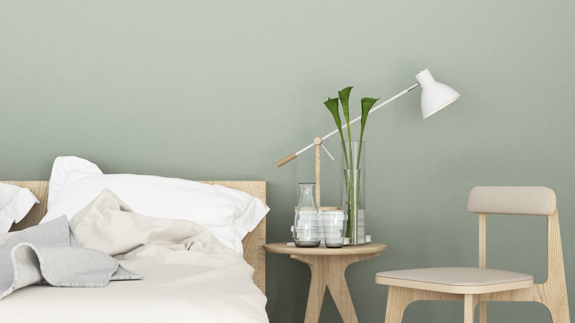 chambre avec papier peint intemporel grâce à sa couleur verte et neutre