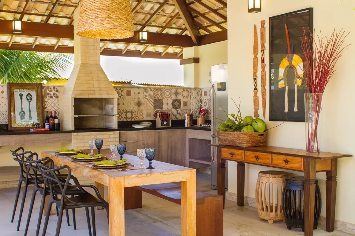 Une cuisine extérieure avec des couleurs et son coin barbecue, décorée avec modernité