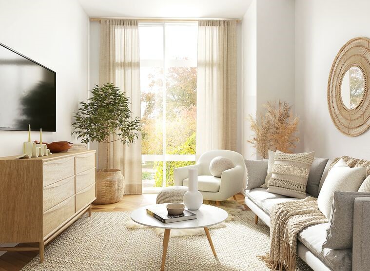 salon moderne avec une baie vitrée, des rideaux couleur crème, un canapé gris clair, un meuble en bois claire et une table basse au centre