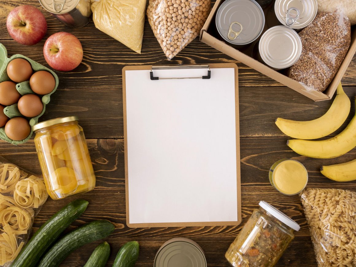 un carnet pour faire un inventaire dans une cuisine avec pleins de fruits et légumes