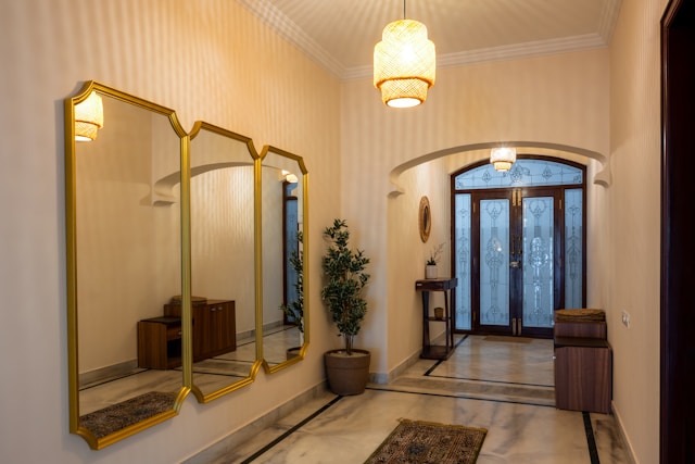 Un couloir avec trois miroirs accrochés au mur.
