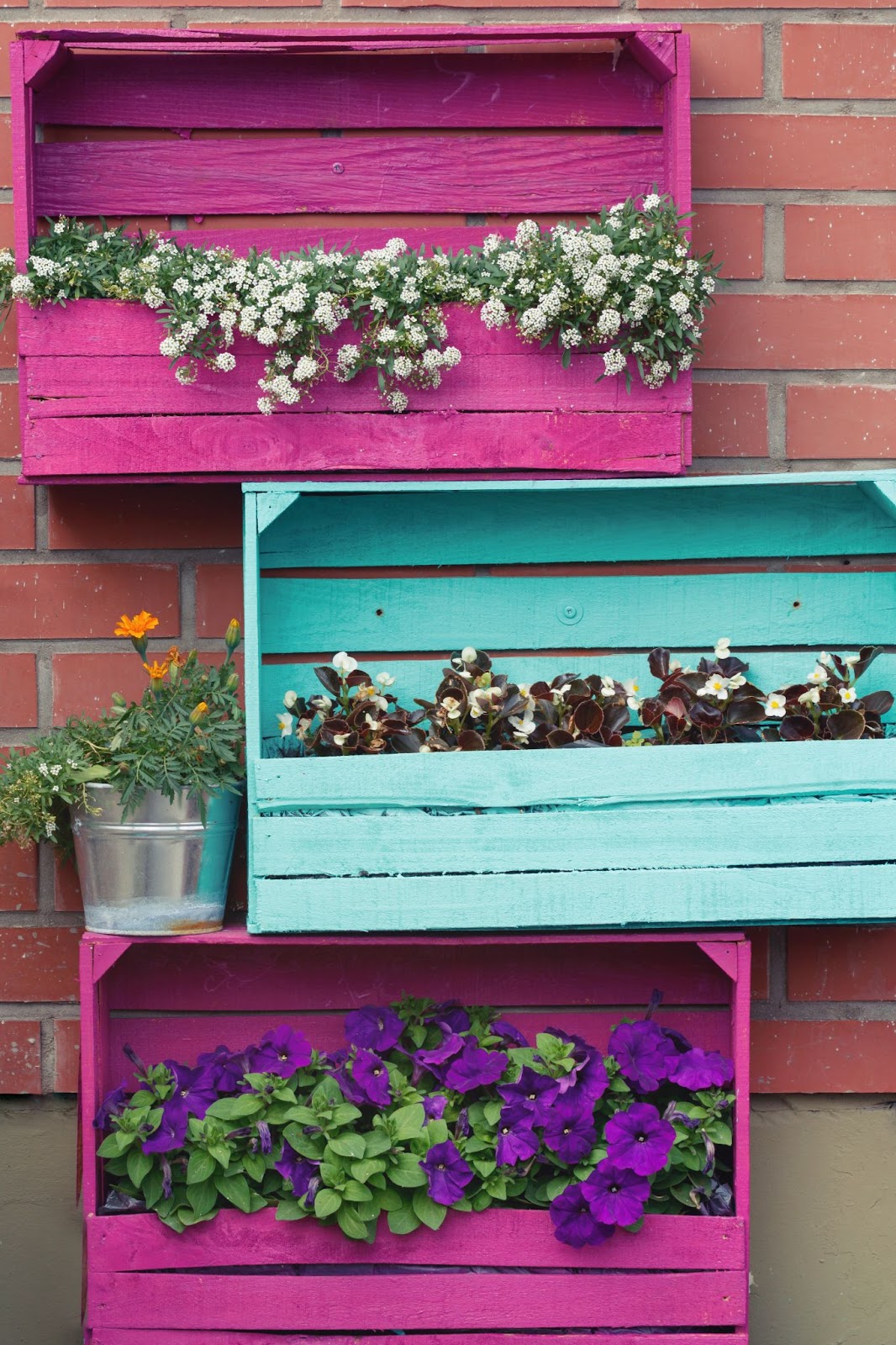 Opter pour des caisses en bois colorées:   idées déco terrasse.