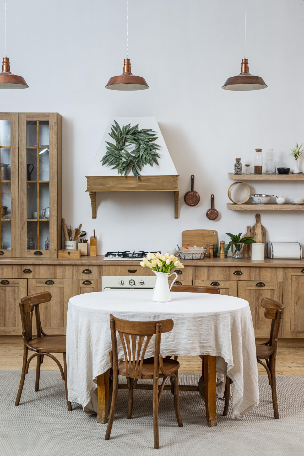 cuisine et d’une salle à manger intérieures avec une table en bois, des chaises et des armoires