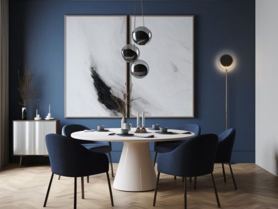 Une grande salle à manger avec un mur bleu marine et des chaises bleues
