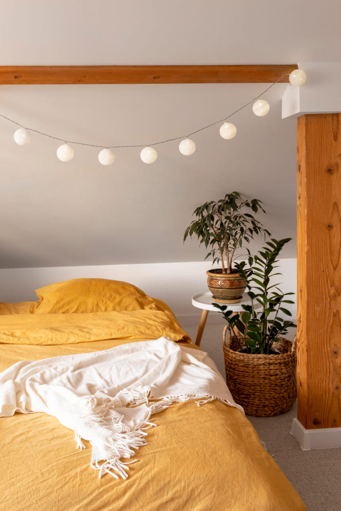 Une guirlande lumineuse festive accrochée au-dessus du lit