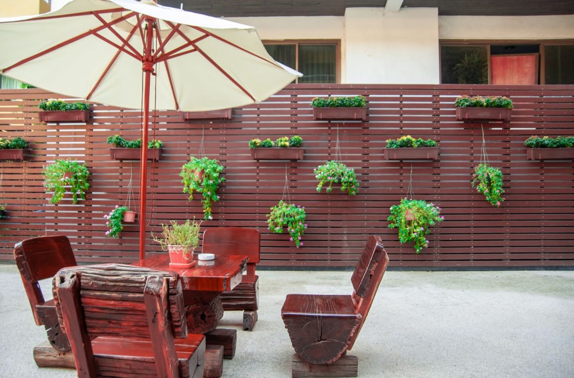 Petite terrasse, les pots de fleurs accroches aux murs pour gagner en espace.