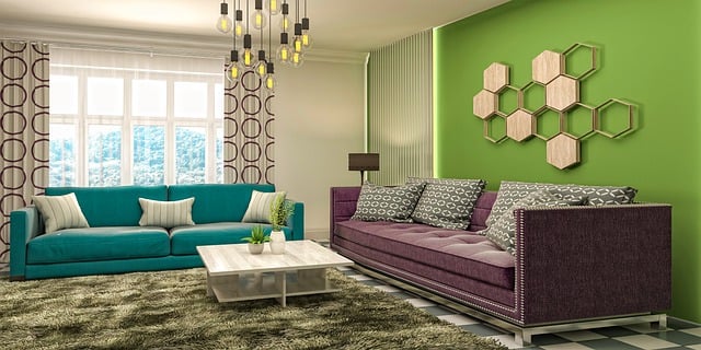 Un salon moderne meublé d'un canapé vert et d'une table basse en bois. Un mur végétal avec des plantes luxuriantes est visible en arrière-plan.