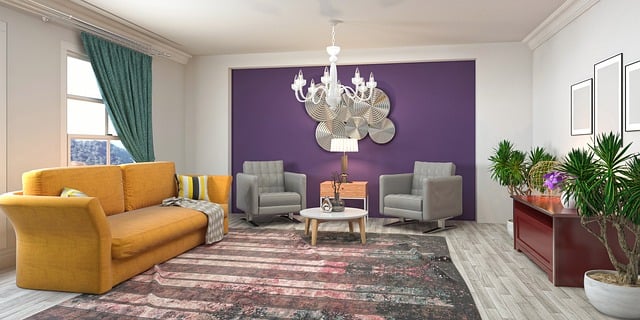 alon coloré avec un canapé jaune et un mur violet.