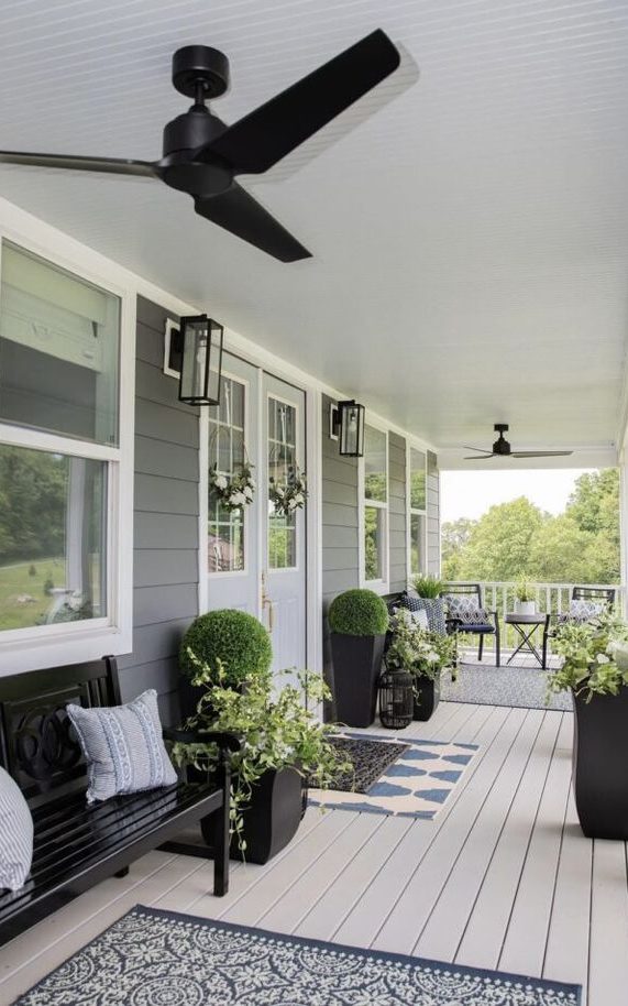 Couleur pour veranda gris, blanc et bois naturel, avec des éléments noirs décoratifs
