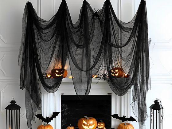 décoration pour halloween avec de la dentelle noire et des citrouilles au dessus d'une cheminée d'un appartement parisien