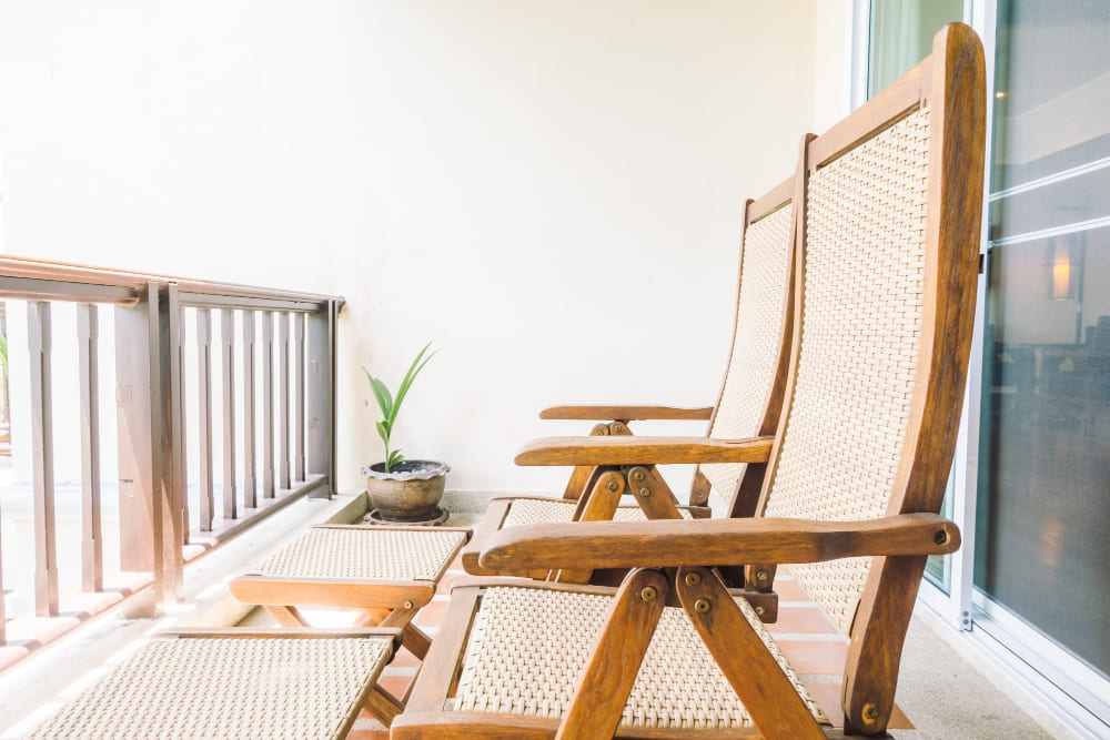 deux fauteuils compacts sur une petite terrasse, qui regardent la vue