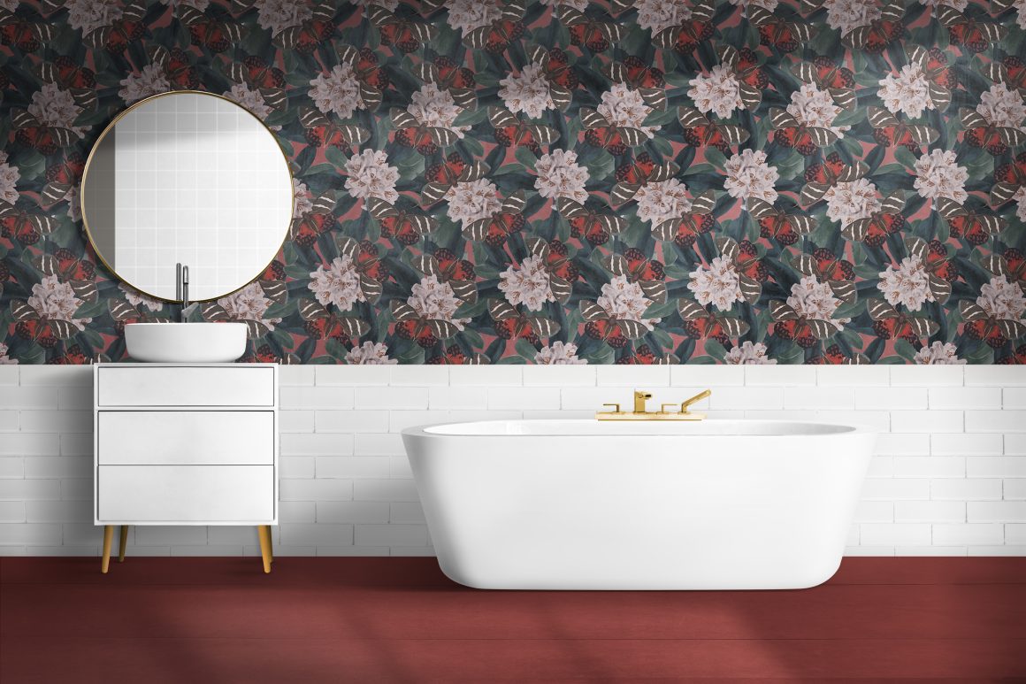 osez le papier peint a gros motifs qui ajoute une touche personnelle a votre salle de bain