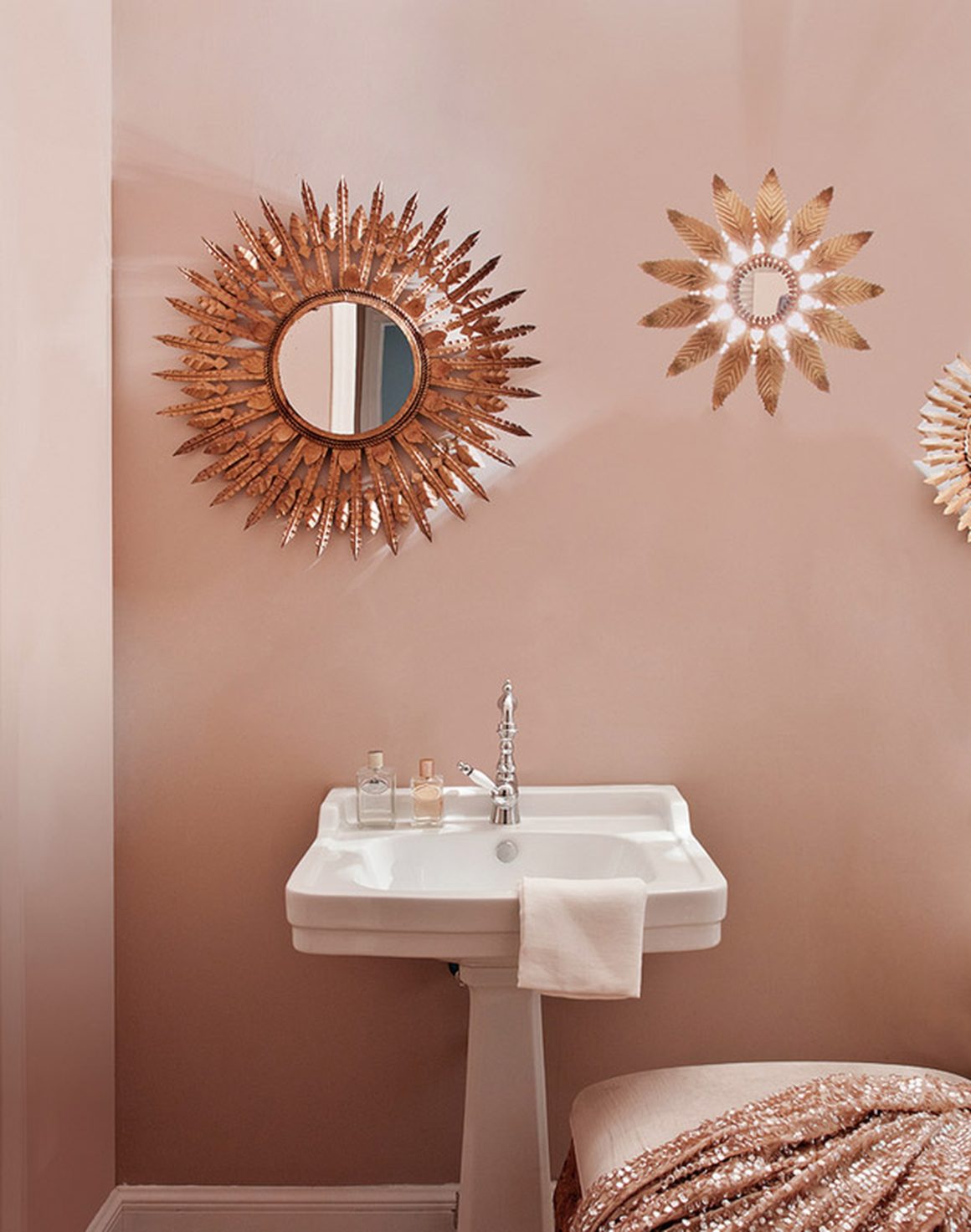 Accessoires salle de bains et miroirs vintages sous forme d'étoile.