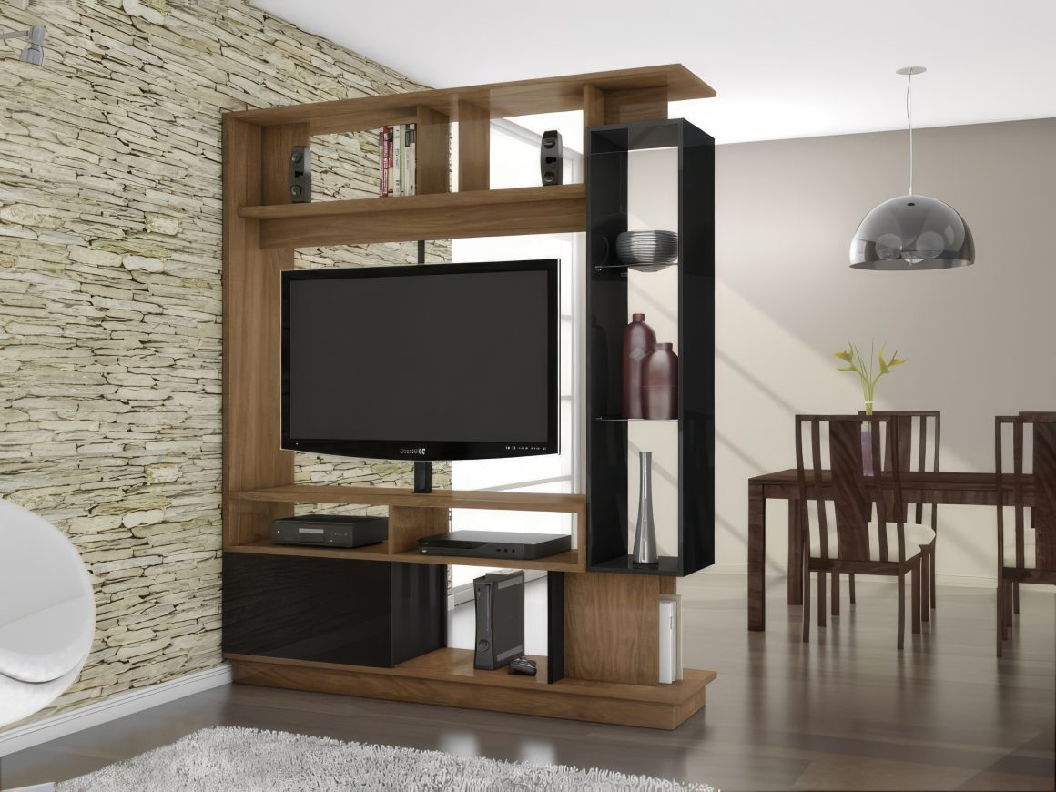 Un meuble TV moderne en bois clair et noir, agissant comme séparateur pièce bois, avec étagères ouvertes et télévision. Mur de pierres naturelles en arrière-plan.