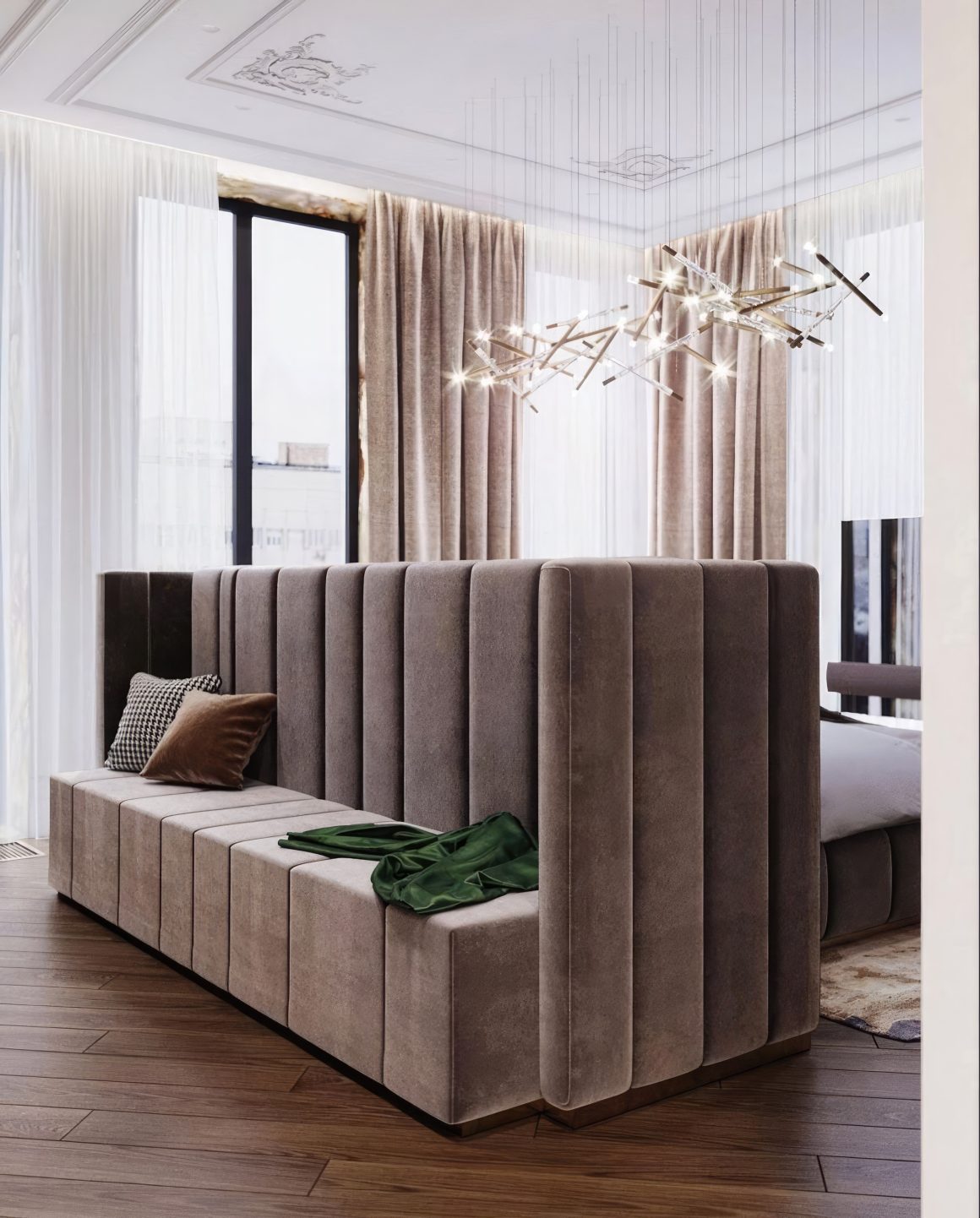 Un espace moderne et élégant avec un canapé en velours, un lustre artistique, des rideaux fluides et un sol en bois chaleureux.