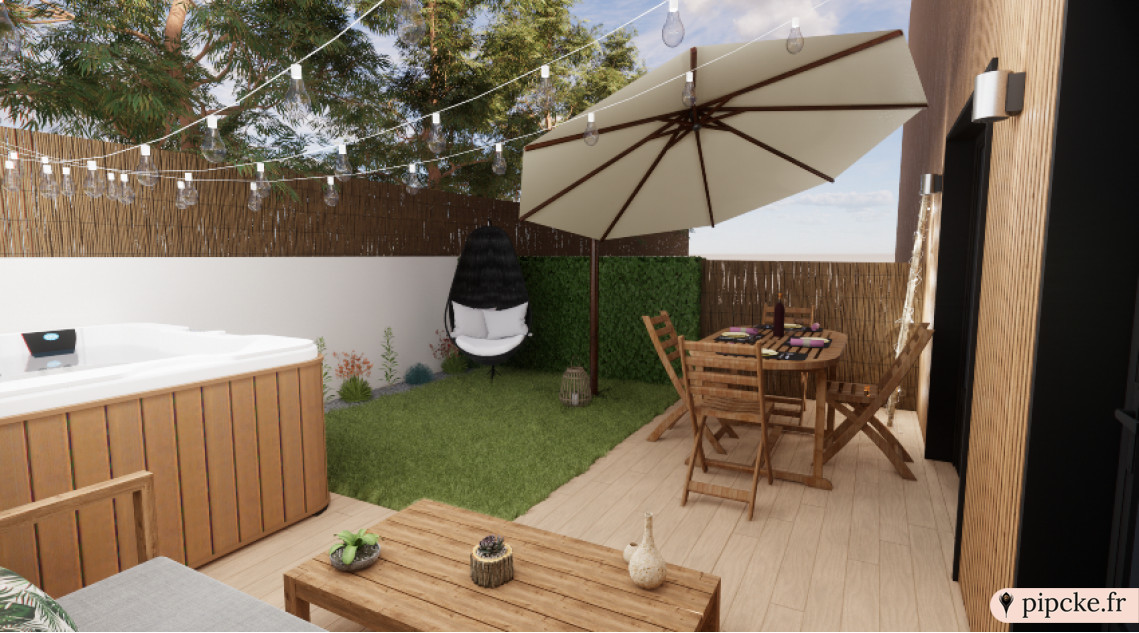 Terrasse en bois charmante avec espace vert, table en bois, fauteuil suspendu, parasol et lumières suspendues.