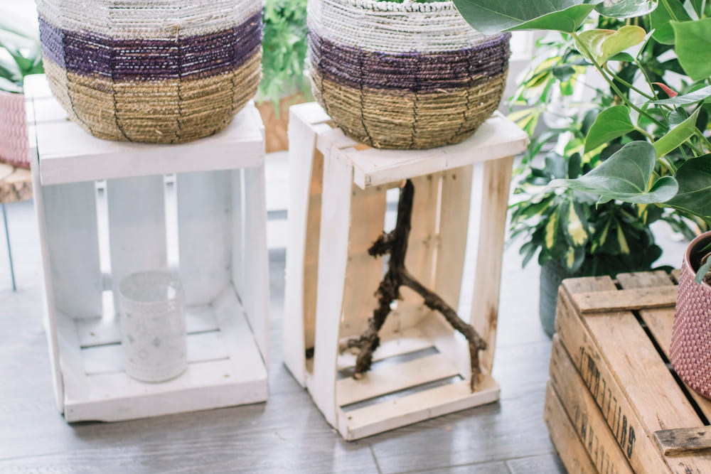 aménager un petit balcon avec des caisses de vin en bois peintes et transformées en étagères