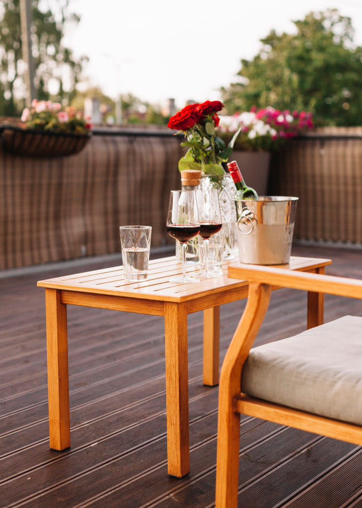 aménager un petit balcon avec une table et une chaise avec deux verres de vin