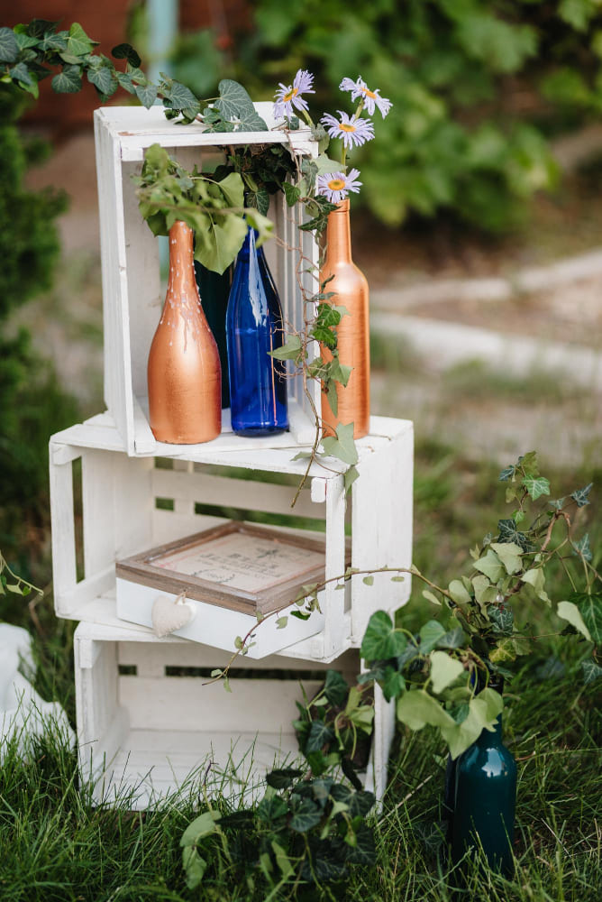 des caisses en bois blanc comme déco de jardin