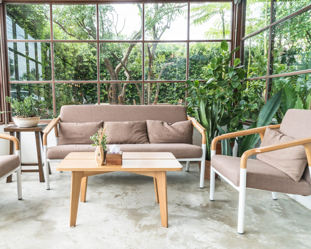 un canapé et des fauteuils de jardin en bois confortables