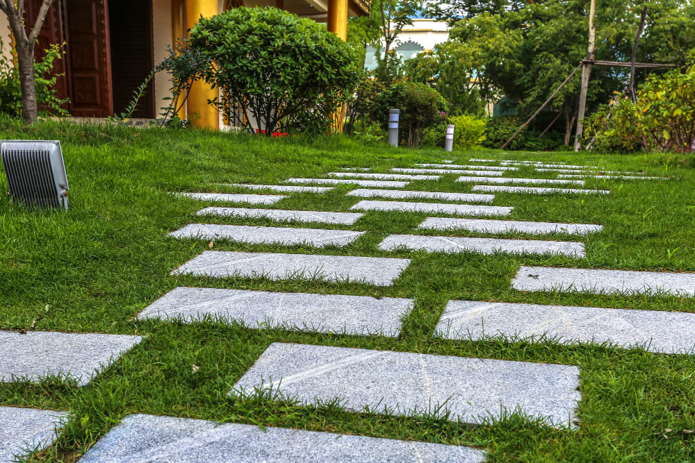 une décoration jardin extérieur avec des pas japonais dans la pelouse