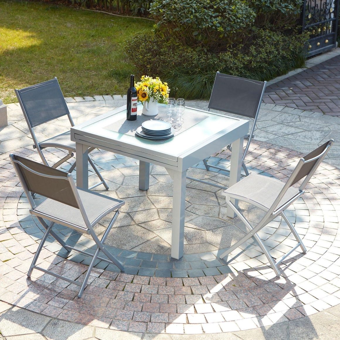 une décoration jardin extérieur avec quatre chaises et une table dans le style moderne