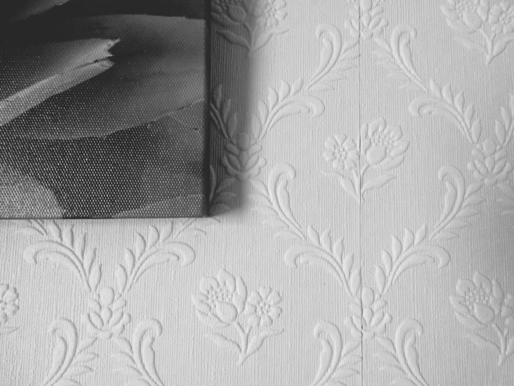 Du papier peint tendance texturé aux motifs végétaux de couleur crème