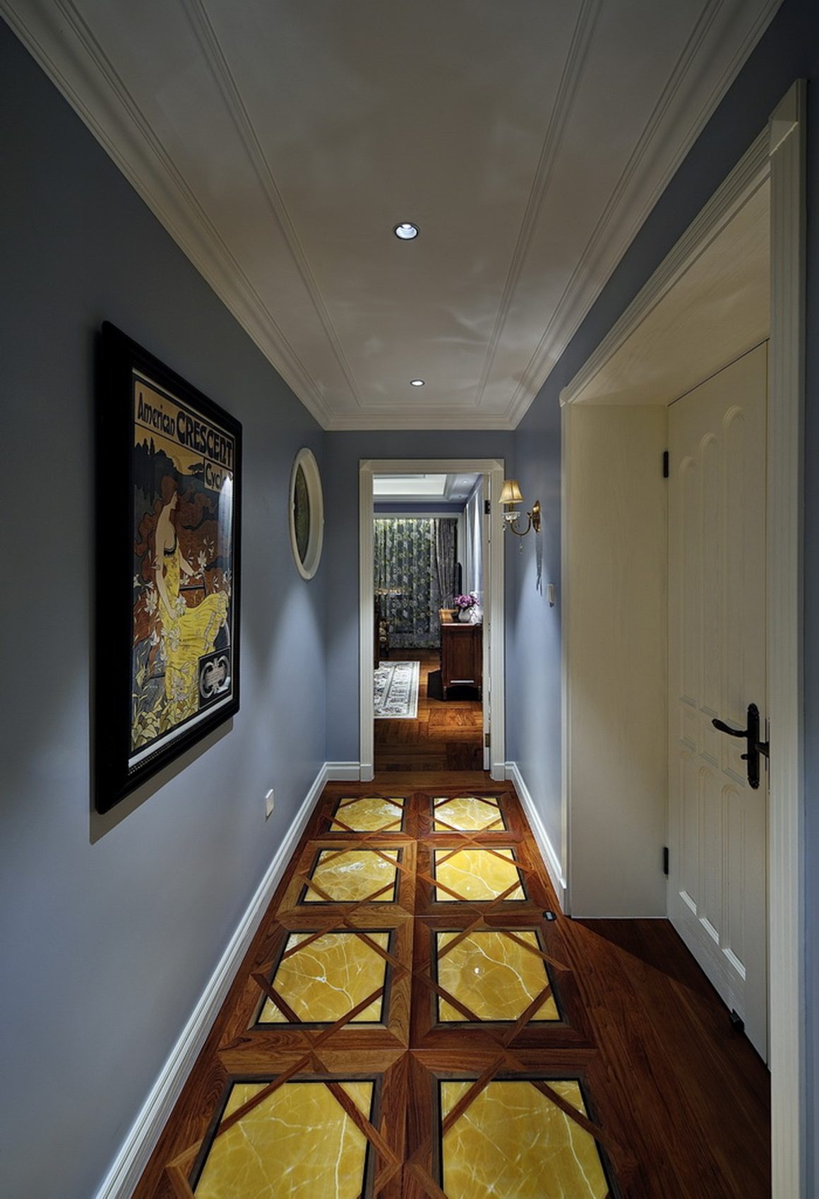 couloir élégant avec un sol décoratif, des murs bleus et une belle œuvre d'art.