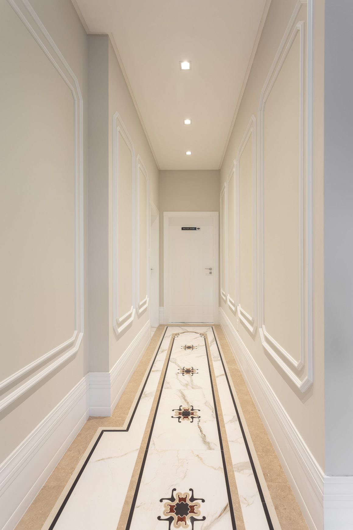 peinture couloir étroit avec murs murs clairs, éclairage moderne et un sol en marbre décoratif.