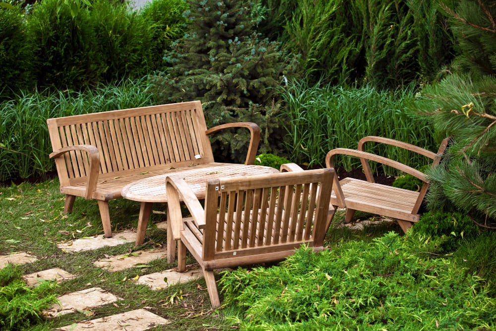 un salon de jardin en bois tendance, dans un coin cocooning extérieur