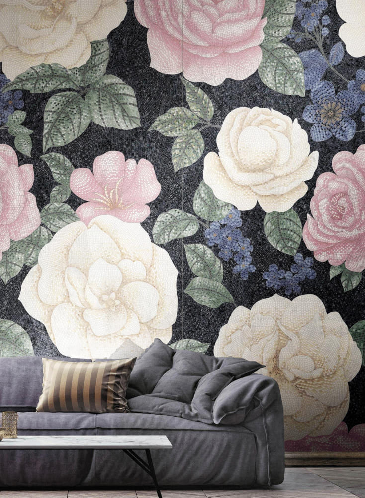 Une tapisserie derrière le canapé, avec de grosses fleurs rose et blanche sur fond bleu