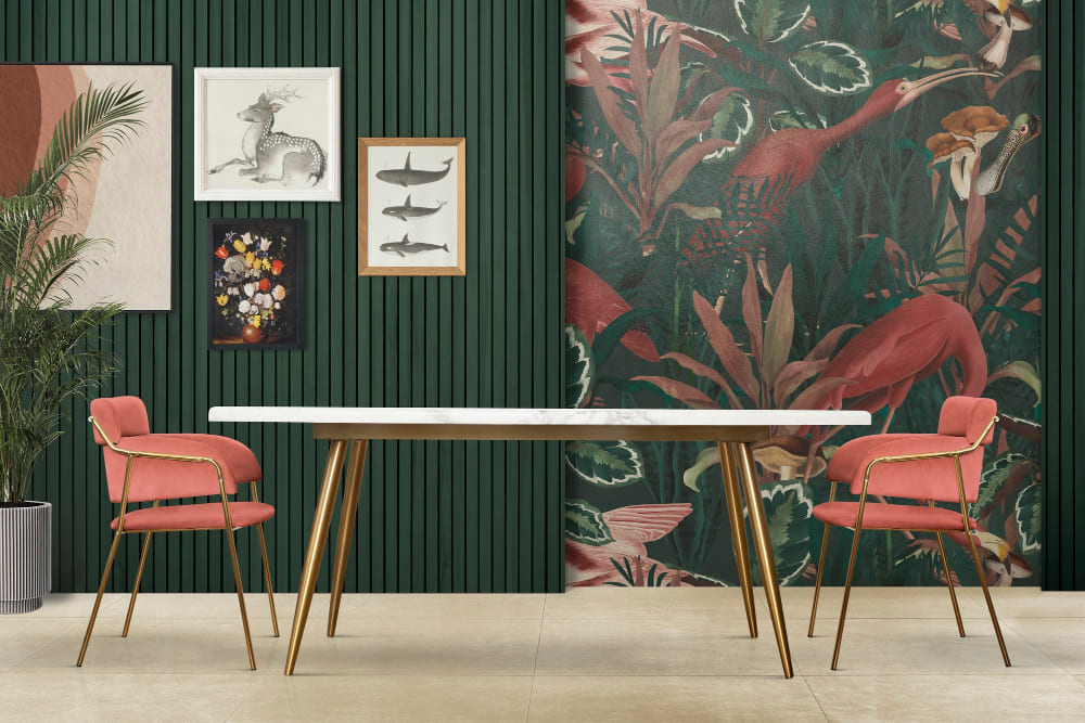 Une tapisserie panoramique dans la pièce de vie, avec une déco exotique tendance