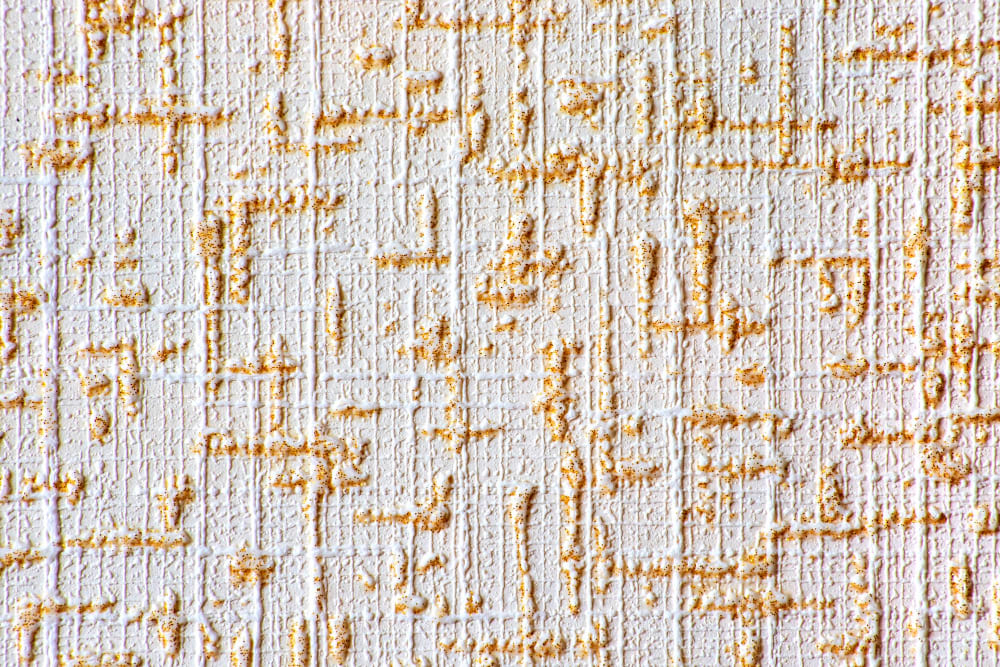 Zoom sur une tapisserie texturée dans les tons orange