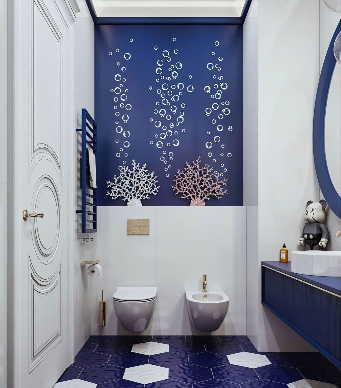 Deco toilettes originale avec du papier peint en bleu et blanc, design elegante et minimaliste