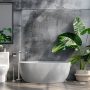 deco toilettes chic, teintes claires aux murs, des plantes , veritable oasis